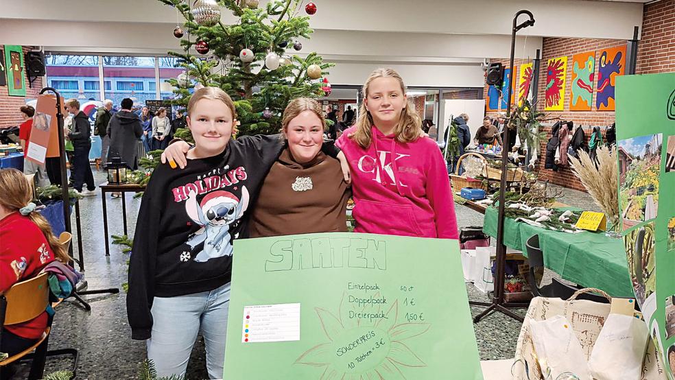 An ihrem Basarstand: Die Schülerinnen Lina Gollenstede, Sina Oltmanns und Martje Freesemann, alle besuchen die Klasse 7a der Carl-Goerdeler-Schule.  © Foto: privat
