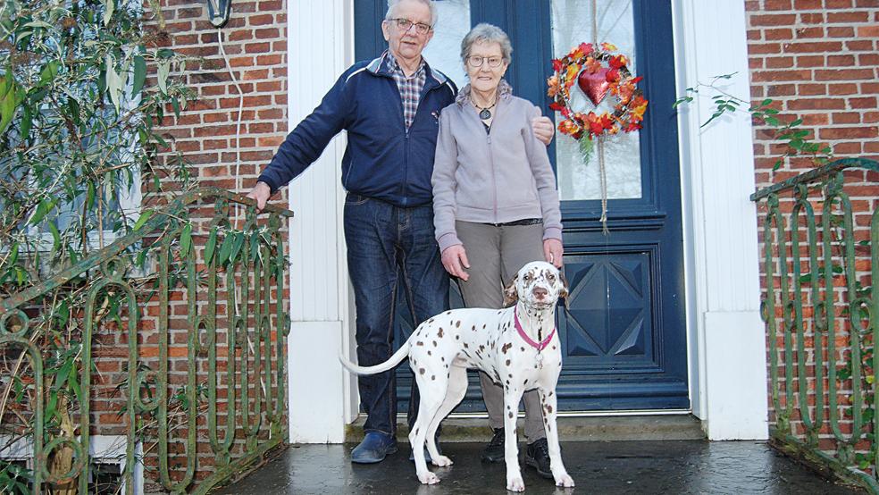 Feiern heute Diamantene Hochzeit: Augustinus und Marjo de Schutter mit »Cookie«.  © Foto: Hoegen