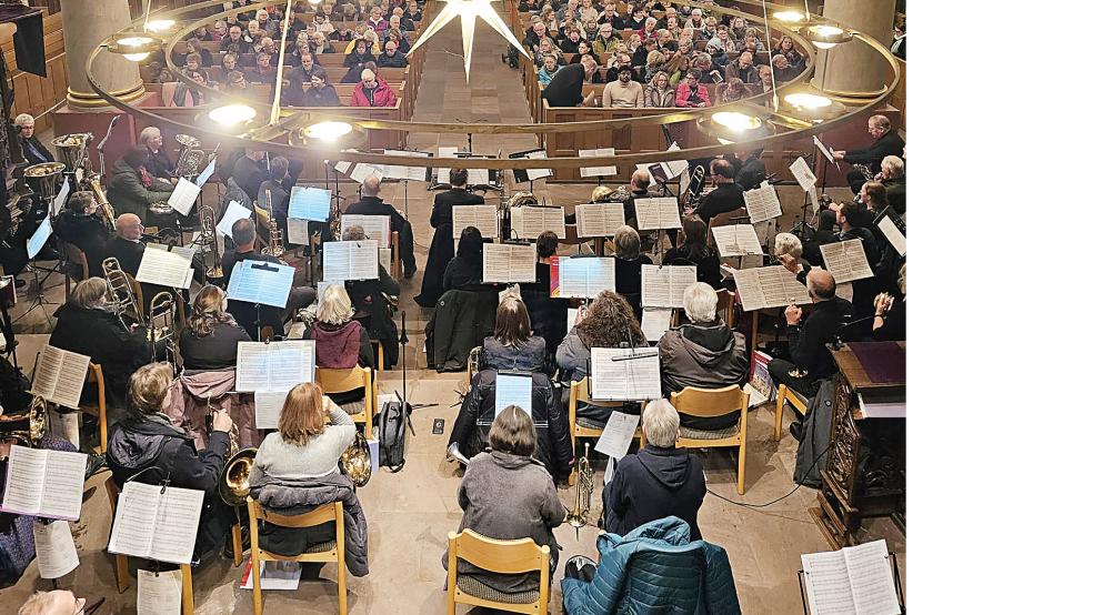 Über 60 Bläserinnen und Bläser des Sprengel-Posaunenchors Ostfriesland-Ems gaben jetzt ein Konzert in der Lutherkirche in Leer.  © Foto: Geßner