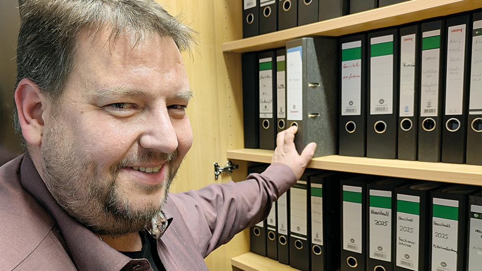 Weiß, wo die Akten im Rathaus zu finden sind: Rainer Smidt ist bereits seit 2012 für die Gemeinde Jemgum tätig.  © Foto: Szyska