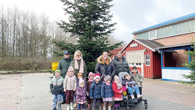 Kinder schmückten Baum für Heidjer Markt