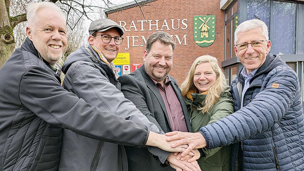Hand drauf: Bei seiner Kandidatur für das Bürgermeisteramt in Jemgum wird Kämmerer Rainer Smidt (Mitte) unterstützt vom SPD-Gemeindeverband (von links im Bild der stellvertretende Vorsitzende Uwe Flink und der Vorsitzende Torsten Dinkela) sowie von der Wählergruppe »Jemgum 21« (von rechts Walter Eberlei und Ella Rösing).  © Foto: Szyska