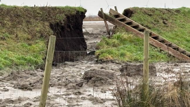 Im Spüldeich klafft ein großes Loch   