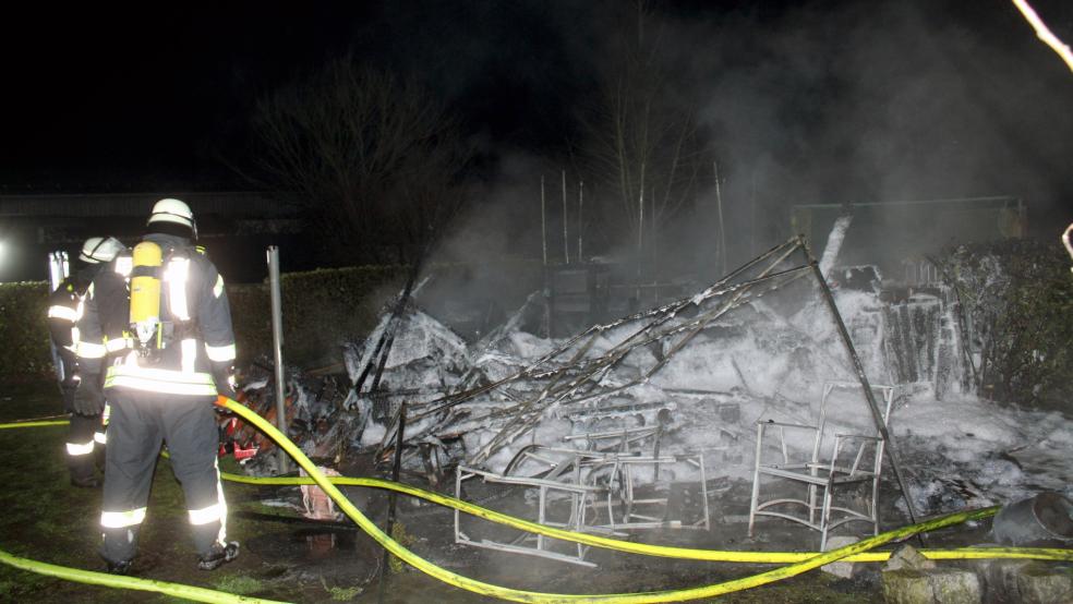 Eine Gartenhütte in Beschotenweg brannte nieder, sieben Menschen wurden verletzt. © Rand