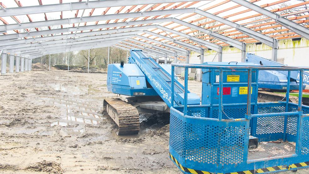 Die Reithalle nimmt Gestalt an. Die Fundamente sind im Boden und die Stahlkonstruktion steht. Es folgt das Dach.  © Foto: Berents