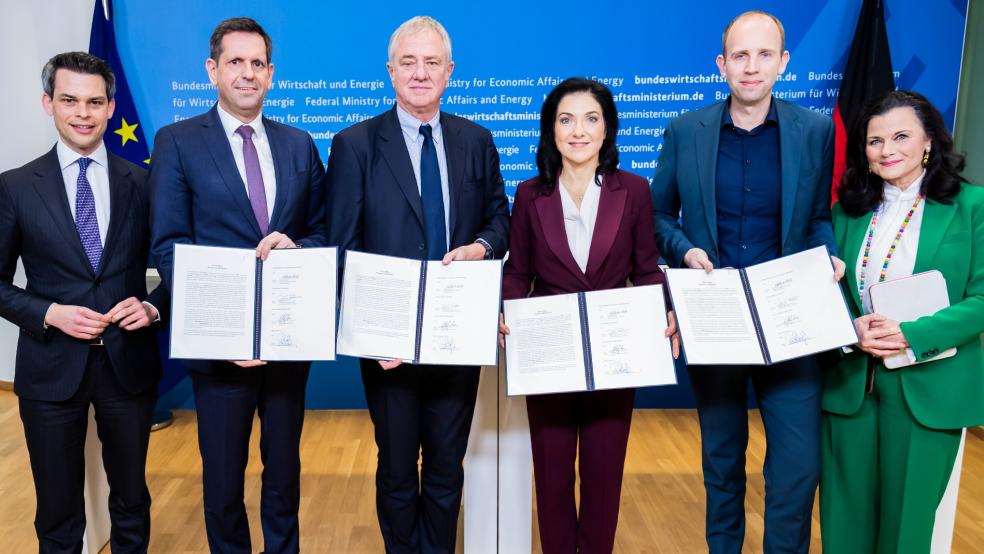 Christoph Ploß (von links), Koordinator der Bundesregierung für maritime Wirtschaft und Tourismus, Olaf Lies (SPD), Ministerpräsident von Niedersachsen, Pierfrancesco Vago, Vorstandsvorsitzender der Reederei MSC Cruises, Katherina Reiche (CDU), Bundesministerin für Wirtschaft und Energie, Dennis Rohde (SPD), Parlamentarischer Staatssekretär im Bundesministerium der Finanzen, und Gitta Connemann (CDU), Parlamentarische Staatssekretärin im Bundesministerium für Wirtschaft und Energie, präsentieren die unterzeichnete Absichtserklärung. © Foto: Soeder (dpa)