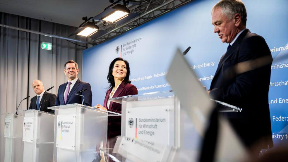 Auf Pressekonferenz zur Zukunft der Meyer Werft (von rechts): Pierfrancesco Vago, Vorstandsvorsitzender der Reederei MSC Cruises, Bundeswirtschaftsministerin Katherina Reiche (CDU), Niedersachsens Ministerpräsident Olaf Lies (SPD) und Werft-Geschäftsführer Ralf Schmitz. © Foto: Soeder (dpa)