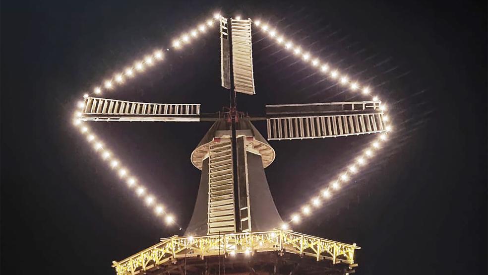Die festlich geschmückte und beleuchtete Mühle in Stapelmoor war am Sonnabend weit sichtbar und lud zum Weihnachtsmarkt »Rund um d’ Möhlen« ein.  © Foto: Janssen