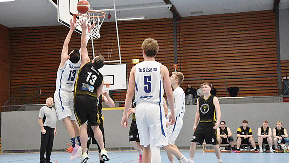 Der TuS Esens (weiße Trikots) war den Rheiderland Pirates am Ende leicht überlegen.  © Foto: privat