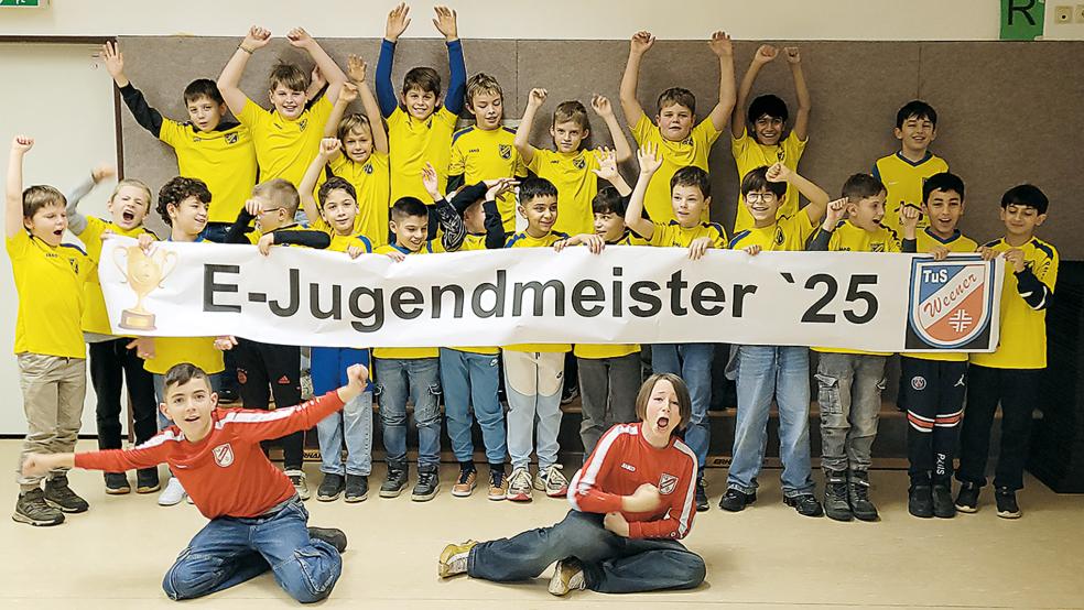 Das Banner haben die Eltern der Kinder erstellt, die laut Trainer Karsten Dreesmann die größten Fans der Kinder seien.  © Foto: privat