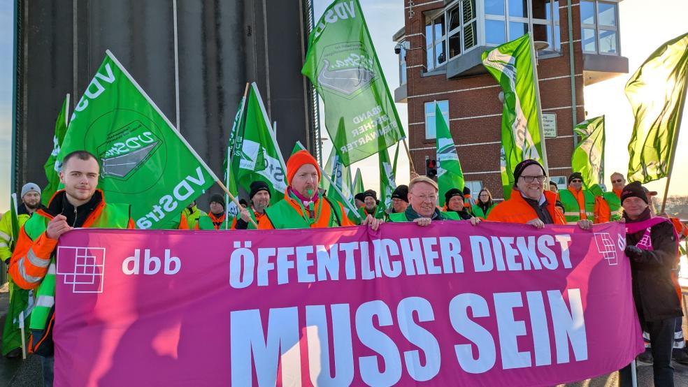 Am Warnstreik der Straßen- und Verkehrsbeschäftigten des Landes Niedersachsen beteiligten sich am Dienstagvormittag auf der Jann-Berghaus-Brücke rund 50 Gewerkschaftsmitglieder. © Foto: Szyska