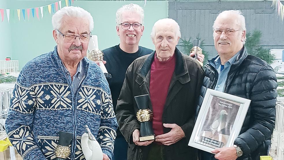In vier Kategorien konnten sich die Aussteller miteinander messen. Als Sieger gingen (von links) Marian Schreiber (RV Oldenburg), Lars Maibaum (RV Oldenburg), Johann Burmeister (RV Norden) und Erwin Nienaber (RV Südoldenburg) hervor.  © Foto: privat