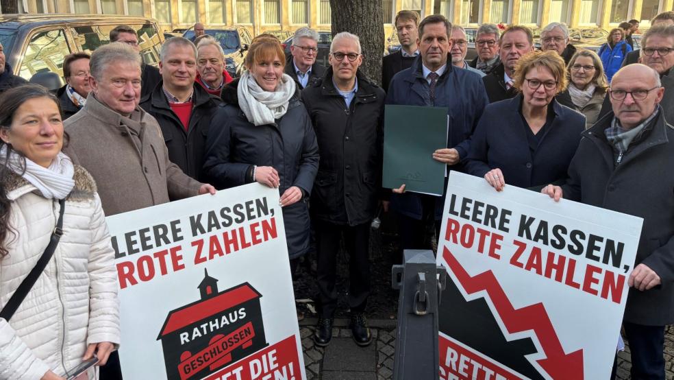 Ministerpräsident Olaf Lies (Dritter von rechts) und Innenministerin Daniela Behrens (Zweite von rechts) erhalten von NSGB-Präsident Dr. Marco Trips (Mitte) den Wittmunder Appell überreicht.  © Städte- und Gemeindebund