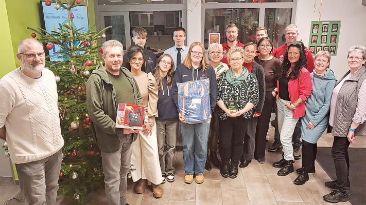 Kallimero verteilt Geschenke