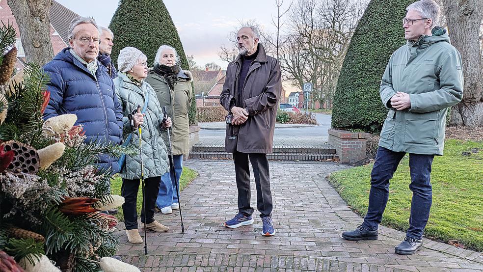 Bei seinem Besuch in Weener sah sich der Historiker Jürgen Matthäus (Zweiter von rechts) zusammen mit Bürgermeister Heiko Abbas (rechts) sowie Vertretern der Arbeitskreise »Synagogenbrand« und »Stolpersteine« (von links: Lutz Drewniok, Kurt Plagge, Karin Mittwollen und Frauke Bock) das Ehrenmal für die Opfer von Krieg und Vertreibung an der Neuen Straße an.  © Foto: Szyska