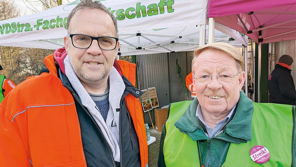 Der Landesvorsitzende des Deutschen Beamtenbundes, Alexan­der Zimbel aus Esens (links), und der Bundesvorsitzende Fachgewerkschaft der Straßen- und Verkehrsbeschäftigten, Hermann-Josef Siebigtetroth aus Bad Honnef, beteiligten sich an der Kundgebung auf der Jann-Berghaus-Brücke.  © Fotos: Szyska