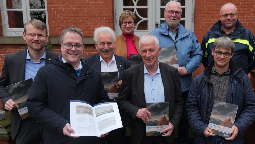 Engagiert für den Küstenschutz (von links): Landschaftsdirektor Dr. Matthias Stenger, der Herausgeber der Broschüre Dr. Heiko Suhr, Landschaftspräsident Rico Mecklenburg, Pressesprecherin Signe Foetzki und Thomas Weiss von der Brandkasse sowie die Vertreter der Deichachten Johann Oldewurten (Norden), Frank Rosenberg und Gerd-Udo Heiken (Krummhörn).  © Foto: Jürgens