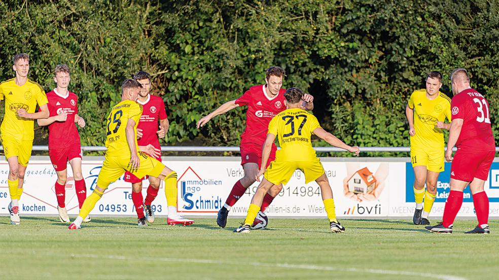 Das Spiel, in dem der Punktgewinn gelang: Maik Tirrel (rotes Trikot, am Ball) und Bunde II spielten am 8. August 1:1 gegen den TuS Strudden.  © Foto: Jungeblut