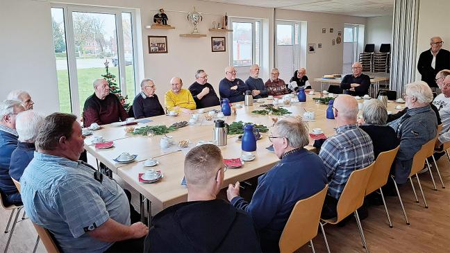 Altgediente Feuerwehrleute verbringen gesellige Stunden