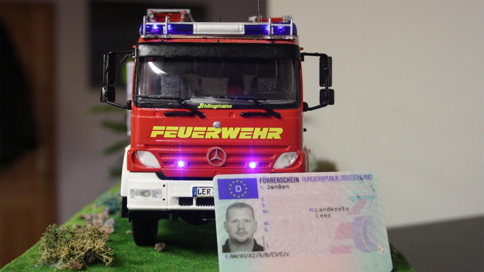 Wer als junges Mitglied der Feuerwehr in diesem Jahr den Führerschein Klasse B gemacht hat, kann einen Zuschuss von 800 Euro erhalten, so der Landkreis.  © Foto: Landkreis Leer