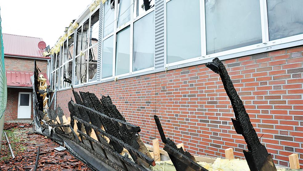 Ein Bild der Verwüstung bot sich am Morgen nach dem nächtlichen Turnhallenbrand in Neermoor.  © Archivfoto: Wolters
