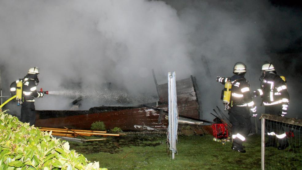 Die Einsatzkräfte der Feuerwehr konnten eine Ausbreitung der Flammen zwar verhindern, die Gartenhütte wurde allerdings vollkommen zerstört. © Foto: Rand (Feuerwehr)