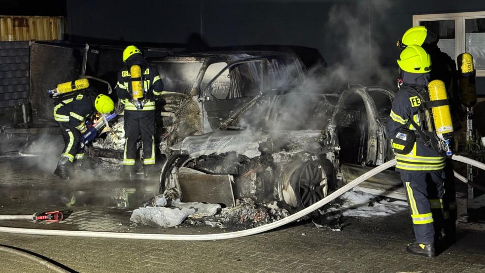 Völlig zerstört wurden die beiden Fahrzeuge bei dem Feuer. © Stadt Papenburg / Feuerwehr