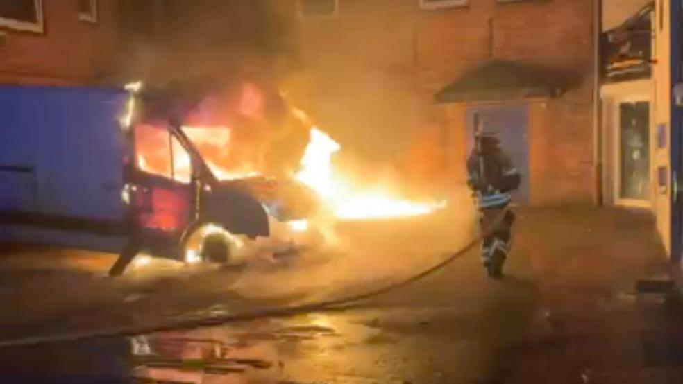 Als die Feuerwehr eintraf, stand der vordere Teil des Transporters bereits in Vollbrand. © Foto: Feuerwehr
