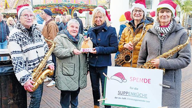 »Weihnachtsmützen« spenden 800 Euro an die Suppenküche