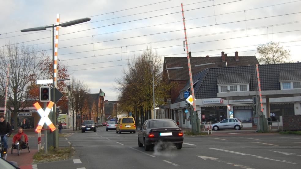 Die Schrankenanlage am Bahnübergang in der Bremer Straße wurde beschädigt. © Foto: Archiv