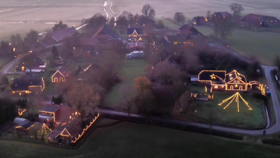 Das weihnachtlich beleuchtete Dorf Bingumgaste aus der Vogelperspektive. © Foto: Penning (dpa)