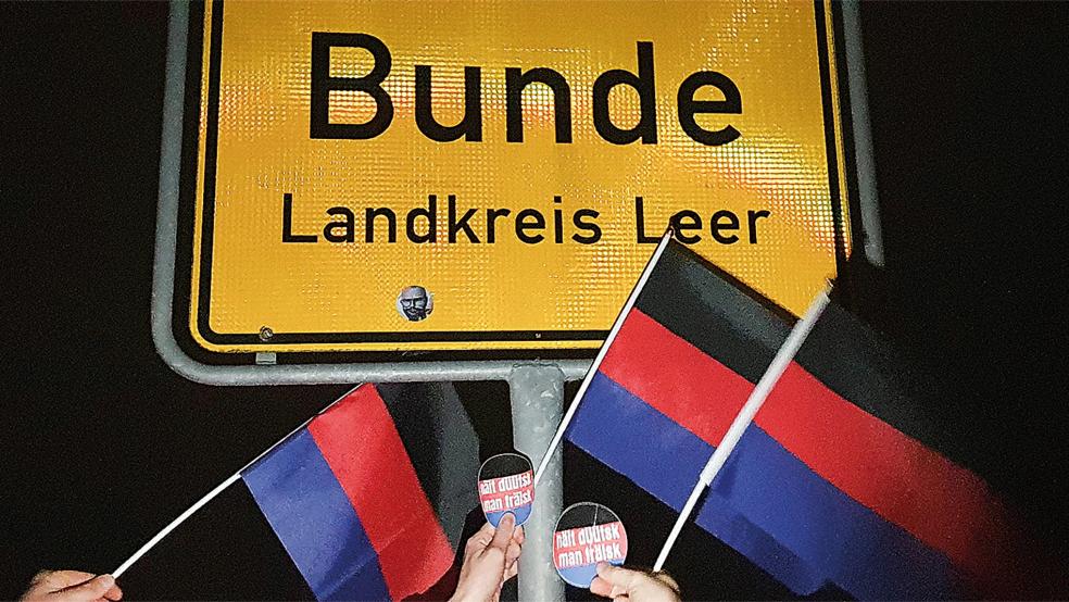 Die »Gruep fan Auerk« hat in Bunde zahlreiche Ostfriesland-Fahnen gehisst.  © Foto: Tjark Allena
