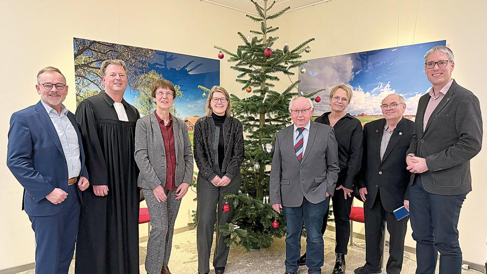 Nicht nur vorweihnachtliche Vorfreude, auch der Blick aufs vergangene Jahr ließ strahlen. Von links: Bernd Lindemann (Vorstand Krankenhausverein), Pastor Daniel Metelerkamp, Prof. Dr. Sylvia Kotterba (Ärztliche Direktorin), Daniela Kamp (Geschäftsführerin), Jakobus Baumann (Vorsitzender Krankenhausverein), Pflegedirektorin Heike Kliegelhöfer, Evert Druvinga (plattdeutscher Vortrag) und Bürgermeister Heiko Abbas (Vorstand Krankenhausverein).  © Foto: Menken/Klinikum