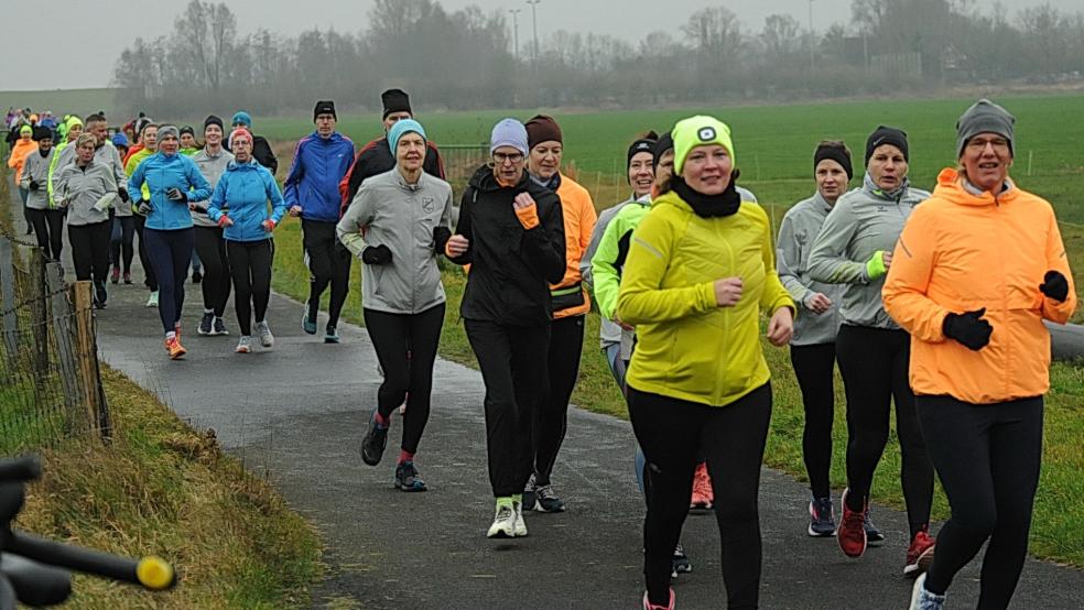 Am Deich entlang geht es beim Silvesterlauf des SV Ems von Jemgum in Richtung Ditzum. Bei Midlum etwa liegt der Wendepunkt der Strecke. © Wolters