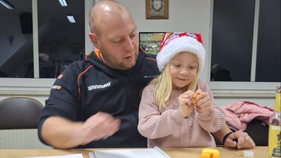 Losfee Edda Kutscher half ihrem Vater Bernhard, dem Turnier-Organisator, bei der Auslosung der Gruppen. © privat