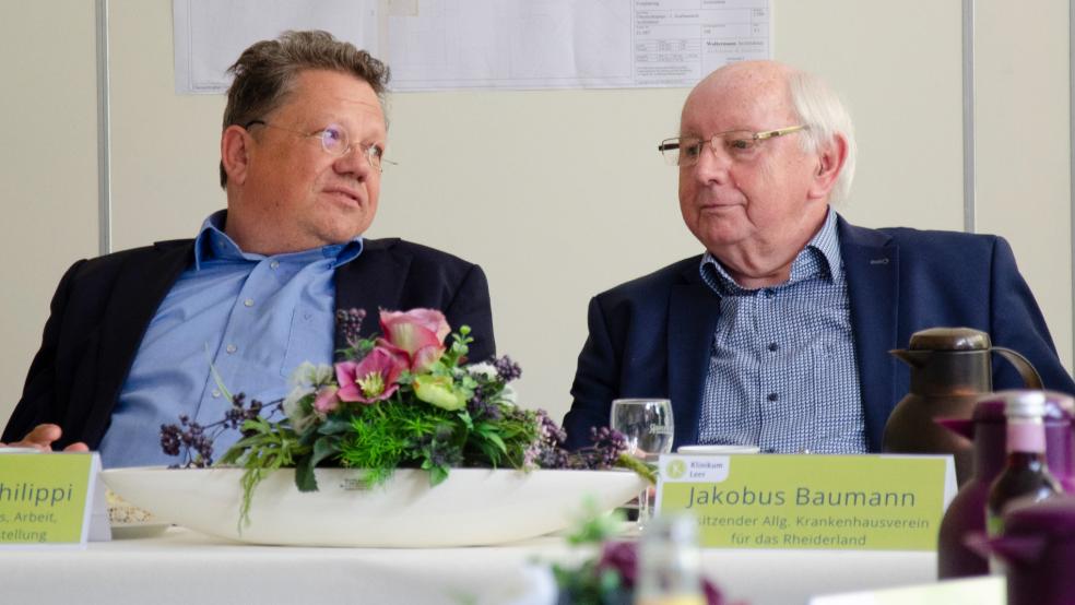 Krankenhaus-Vereinschef Jakobus Baumann (rechts) vertraut weiter auf die Zusage von Gesundheitsminister Dr. Andreas Philippi (hier bei seinem Besuch im Juli 2024 in Weener).  © Hanken (Archiv)