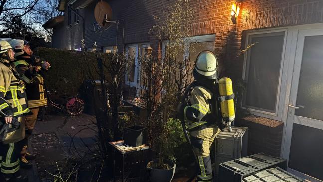 Hecke brennt direkt an einem Mehrfamilienhaus