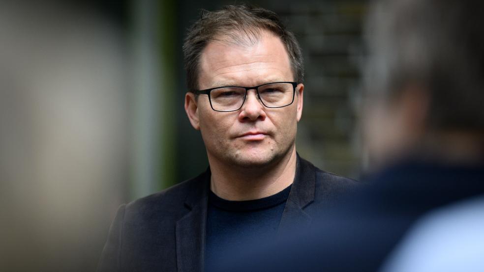 Bundesumweltminister Carsten Schneider (SPD) stellt sich hinter das Abkommen mit den Niederlanden zur Gasförderung vor Borkum. © Foto: von Jutrczenka (dpa)