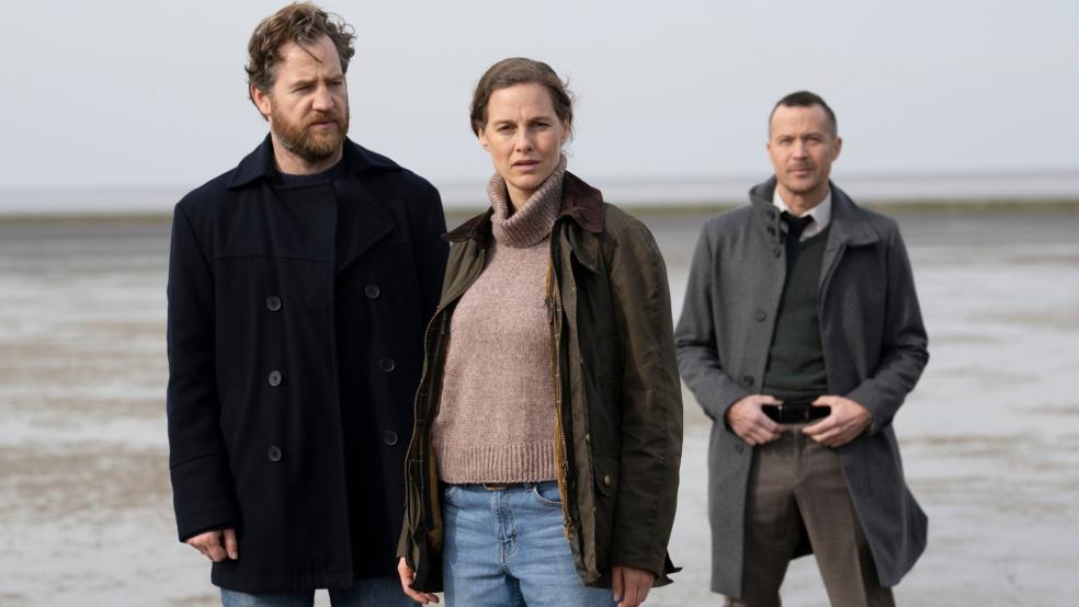 Kommissarin Ann Kathrin Klaasen (Picco von Groote), ihr Kollege und Ehemann Frank Weller (Tom Radisch, links) und Rupert (Barnaby Metschurat) bilden das Trio Infernale der ostfriesischen Ermittler. © Foto: Ihle (ZDF)