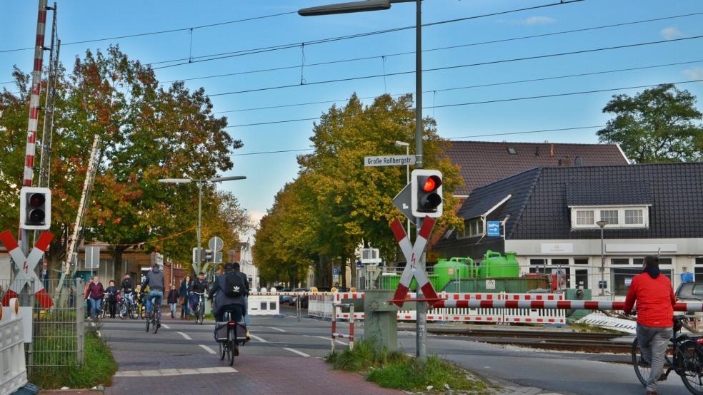 Auf dem Bahnübergang an der Bremer Straße, hier ein Archivbild, geriet gestern am frühen Abend eine 53-jährige Autofahrerin in eine gefährliche Lage. Eine Schranke des Bahnübergangs senkte sich auf die Motorhaube ihres Autos, das auf dem Bahnübergang zum Stehen gekommen war. © Ammermann