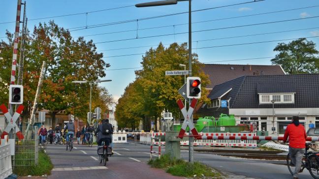 Bahnschranke senkt sich auf die Motorhaube 