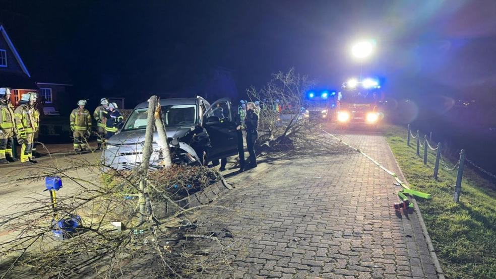 Der VW Caddy der 24-jährigen Unfallfahrerin wurde erheblich beschädigt, als sie eine Verkehrsinsel überfuhr. © Feuerwehr