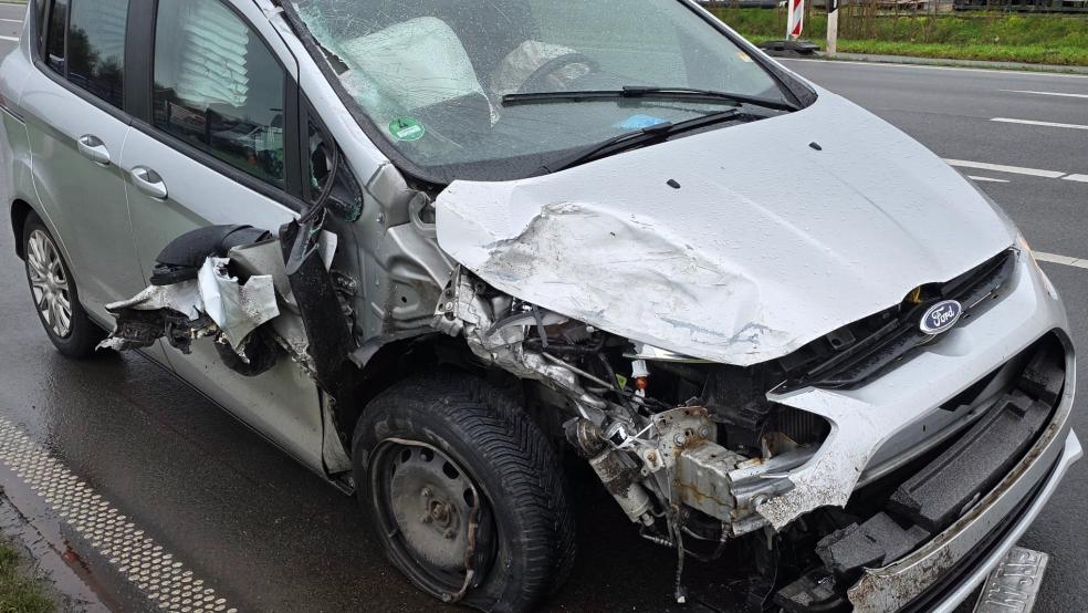 Der stark beschädigte Ford war nicht mehr fahrbereit und musste abgeschleppt werden. © Foto: Wolters
