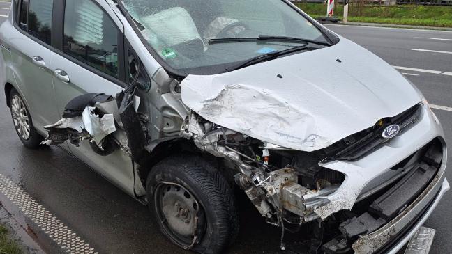 VW-Transporter stößt beim Abbiegen mit Ford zusammen