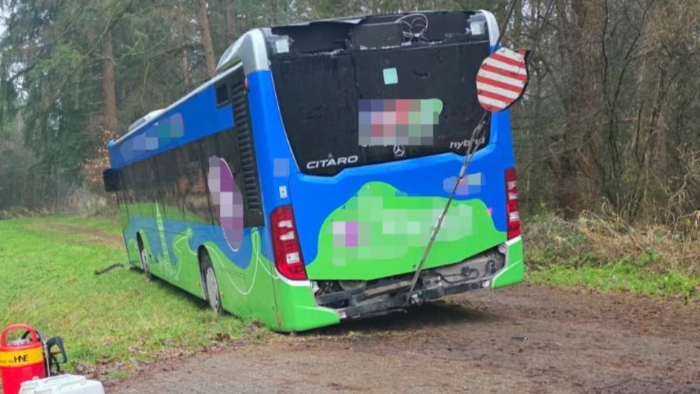 Endstation Sackgasse: Dieser Bus fuhr sich heute morgen in Aurich-Wiesens fest und musste von einem Abschleppunternehmen geborgen werden. © Feuerwehr