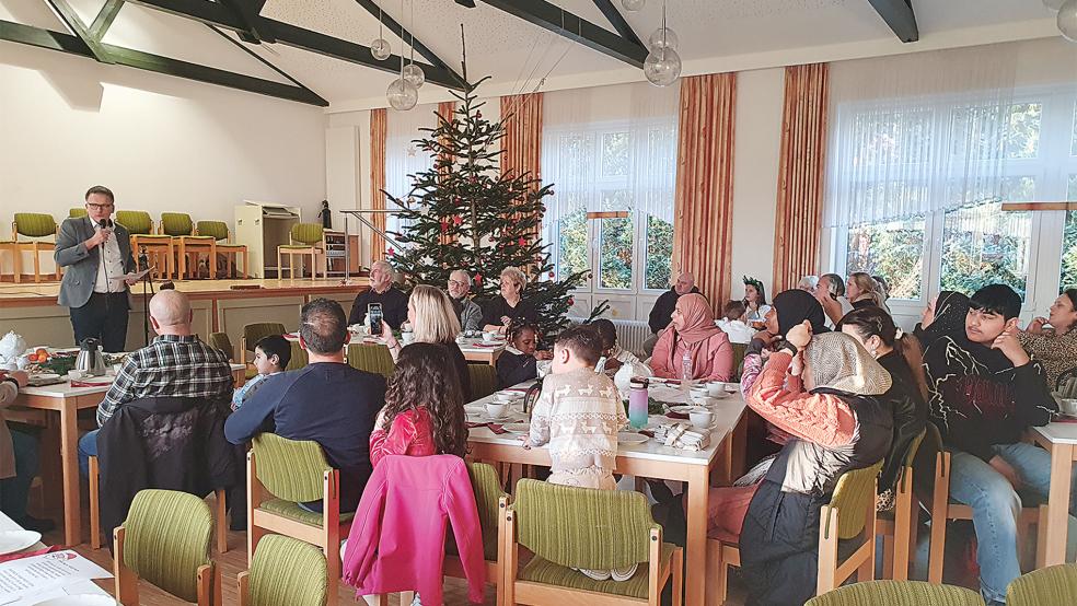 Uwe Sap als Bürgermeister der Gemeinde Bunde (ganz links) begrüßte die Gäste beim internationalen Weihnachtsfest des Vereins Offene Arme Rheiderland im Gemeindehaus in Wymeer.  © Foto: privat