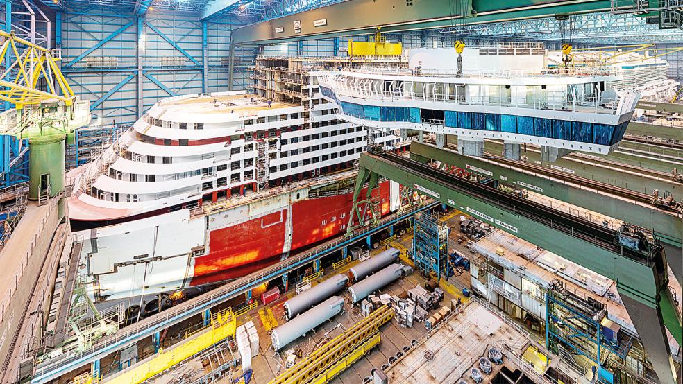 Hautnah erlebbar ist von der Panorama-Galerie die Entstehung des Kreuzfahrtschiffes »Carnival Festivale«, das im größten überdachten Schiffbaudock der Welt parallel zu einem weiteren Schiff für die US-Reederei Disney Cruise Line entsteht.  © Foto: Meyer Werft