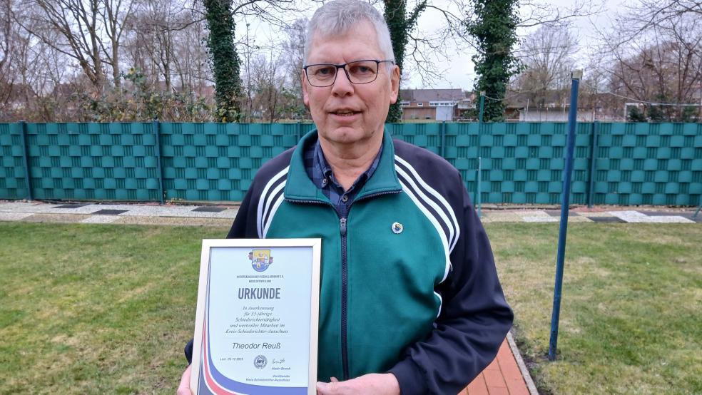 Theodor Reuß wohnt direkt am Holthuser Sportplatz. Für die Spiele des TuS setzt er auch die Schiedsrichter an. © Born