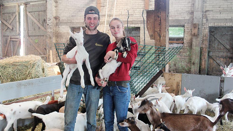 Leon de Kloet und Melissa Brouwer vom Hof »De Zeeg« laden zum Weihnachtsmarkt ein.  © Foto: Busemann/Archiv