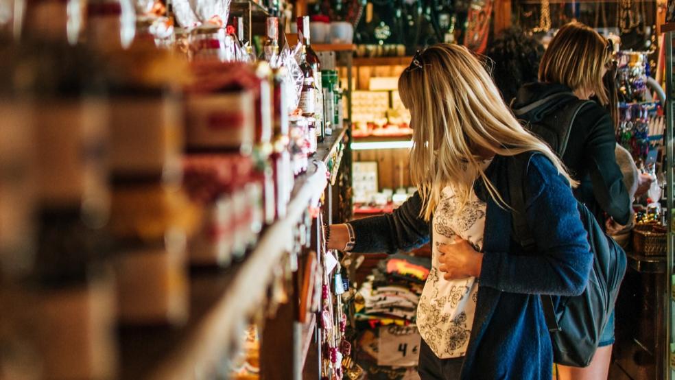 Stöbern in Regalen. Das wird immer mehr zum Auslaufmodell, denn die Geschäftswelt ist im Wandel. Eine traurige Entwicklung, bei der man gegensteuern kann, findet RZ-Kommentator Kai-Uwe Hanken. © pixabay (Beispielbild)